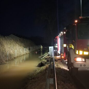 Roztopy zalały nową ścieżkę rowerową w gminie Wolin. Strażacy z Kołczewa wypompowali wodę