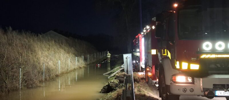 Roztopy zalały nową ścieżkę rowerową w gminie Wolin. Strażacy z Kołczewa wypompowali wodę Roztopy zalały nową ścieżkę rowerową w gminie Wolin. Strażacy z Kołczewa wypompowali wodę