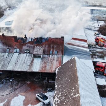 Pożar domu w Strzegowie. Trudna akcja strażaków [FILM]