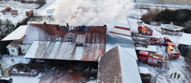 Pożar domu w Strzegowie. Trudna akcja strażaków [FILM]