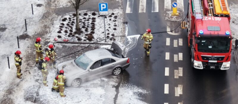 Pożar samochodu na ul. Mieszka I w Kamieniu Pomorskim. Interweniowali strażacy i policja