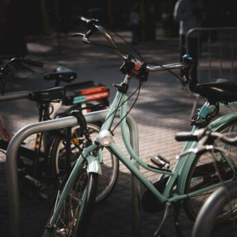 Zostawiasz rower pod sklepem? Proste sposoby, by go zabezpieczyć