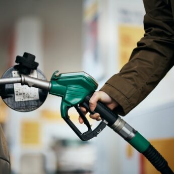 Iran grozi blokadą Cieśniny Ormuz. Czy paliwo w Polsce podrożeje do 7 zł za litr?