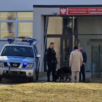 Mówił o zagładzie i końcu świata. Interwencja służb pod przedszkolem w Kamieniu Pomorskim