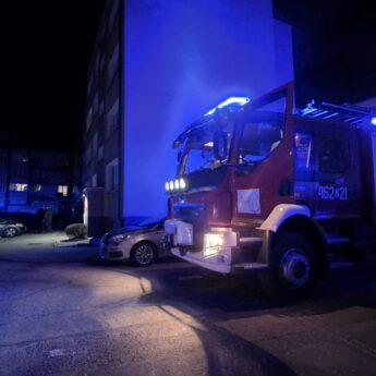 Strażacy pomogli ratownikom medycznym w ewakuacji pacjenta