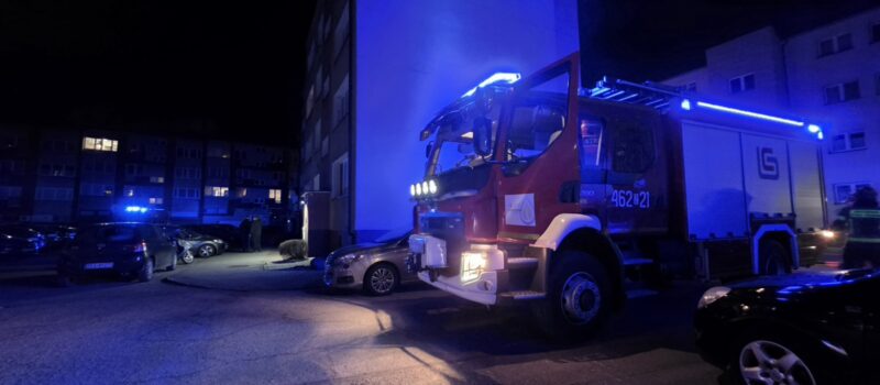 Strażacy pomogli ratownikom medycznym w ewakuacji pacjenta