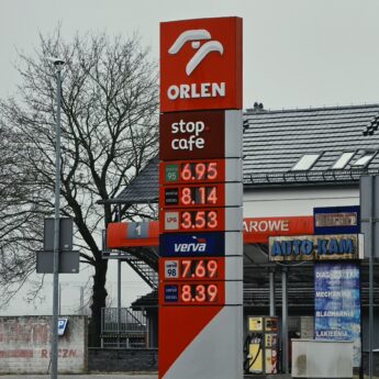 Ceny paliw nieustannie rosną. "Jeździj wolniej, nie lataj i zostań w domu"
