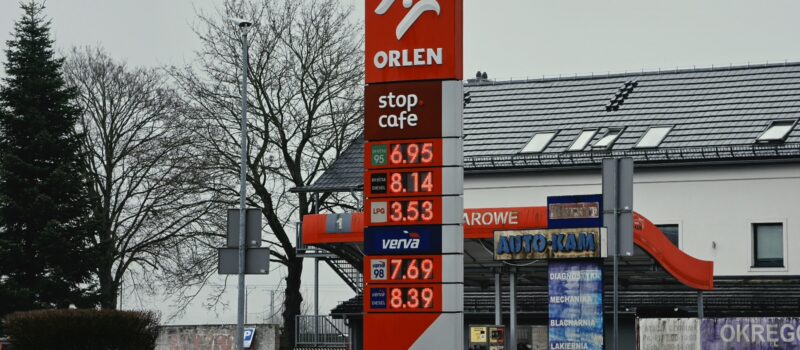 Ceny paliw nieustannie rosną. "Jeździj wolniej, nie lataj i zostań w domu" Ceny paliw nieustannie rosną. "Jeździj wolniej, nie lataj i zostań w domu"