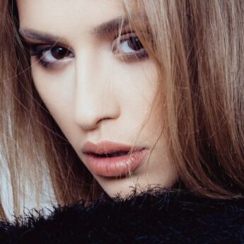 Nie warto podążać za każdym trendem. Te błędy niszczą Twój makijaż