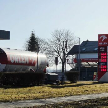 Premier zapowiada walkę z cenami paliw. "Nie pozwolę, by ktokolwiek zarobił na tej sytuacji"