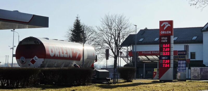 Premier zapowiada walkę z cenami paliw. "Nie pozwolę, by ktokolwiek zarobił na tej sytuacji"