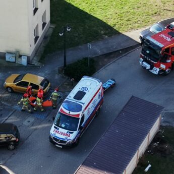 Interwencja służb na Staromiejskiej. Strażacy pomogli ratownikom