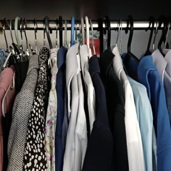 Zbiórka zużytej odzieży i tekstyliów w gminie Kamień Pomorski. Sprawdź terminy i zasady