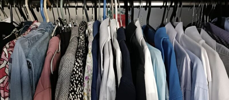 Zbiórka zużytej odzieży i tekstyliów w gminie Kamień Pomorski. Sprawdź terminy i zasady