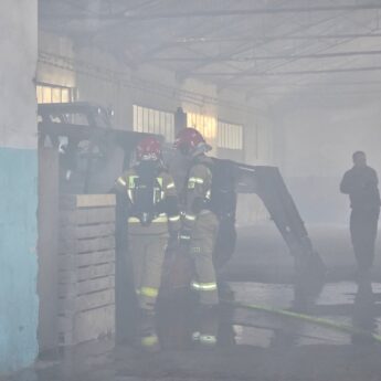 Pożar ładowarki w budynku gospodarczym w Stuchowie. Na miejscu trzy zastępy straży
