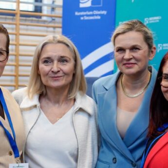 Minister Barbara Nowacka odwiedziła szkołę w Wapnicy. Spotkanie z nauczycielami i uczniami