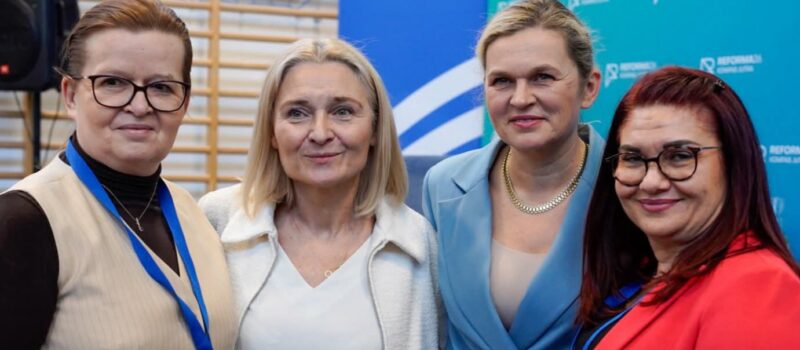 Minister Barbara Nowacka odwiedziła szkołę w Wapnicy. Spotkanie z nauczycielami i uczniami
