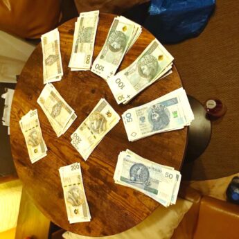 Zabrali torebkę z parkingu. W środku było 10 tysięcy złotych