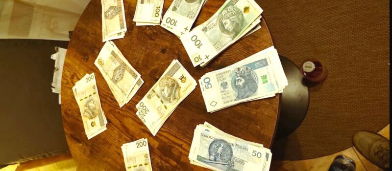 Zabrali torebkę z parkingu. W środku było 10 tysięcy złotych