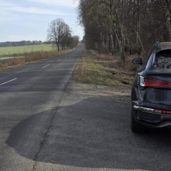 Zahaczył auto podczas wyprzedzania i uciekł. 2000 zł nagrody za wskazanie sprawcy