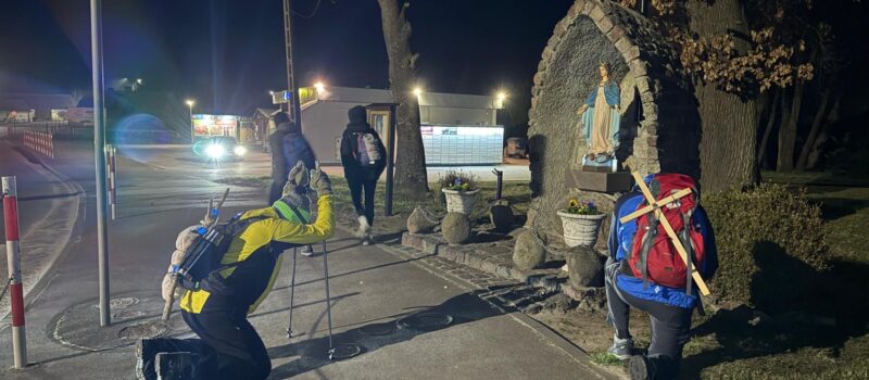 Nocą ruszyli na 45-kilometrową trasę. Za nami 7. kamieńska Ekstremalna Droga Krzyżowa Nocą ruszyli na 45-kilometrową trasę. Za nami 7. kamieńska Ekstremalna Droga Krzyżowa