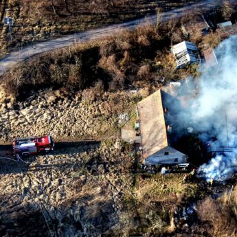 Groźny pożar w Żółcinie. Ogień z nieużytków zajął przyczepę i zagroził domowi