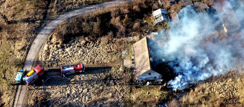Groźny pożar w Żółcinie. Ogień z nieużytków zajął przyczepę i zagroził domowi