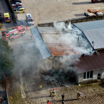 Pożar warsztatu przy Szczecińskiej w Kamieniu Pomorskim! [FILM]