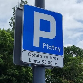 Mandaty za parkowanie przed marketami bez mocy prawnej. UOKiK nałożył gigantyczną karę