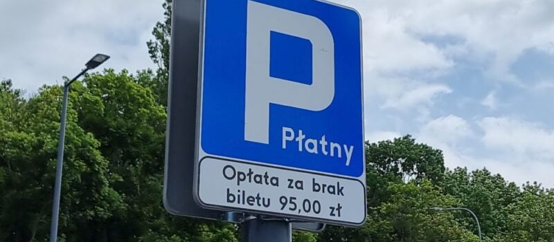 Mandaty za parkowanie przed marketami bez mocy prawnej. UOKiK nałożył gigantyczną karę