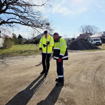 Przygotowania do remontu drogi na osiedlu Bolesława Prusa. PGK odsłania zasuwy i studzienki