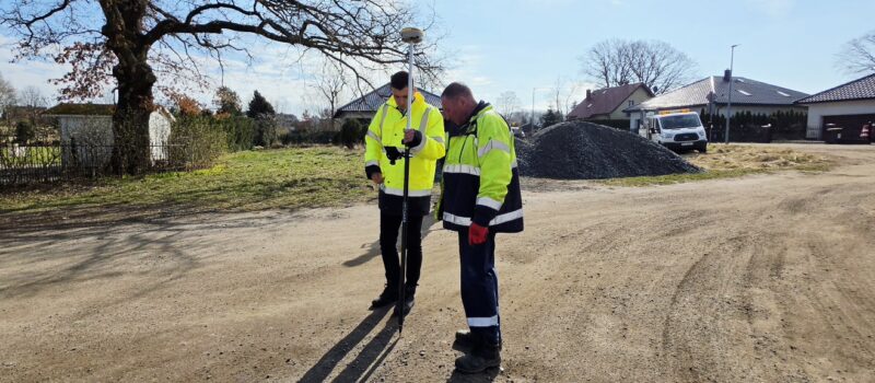 Przygotowania do remontu drogi na osiedlu Bolesława Prusa. PGK odsłania zasuwy i studzienki