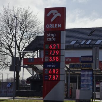 Ropa tanieje, co z cenami na stacjach? Ministerstwo wyjaśnia