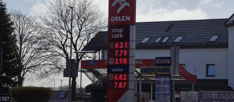 Ropa tanieje, co z cenami na stacjach? Ministerstwo wyjaśnia Ropa tanieje, co z cenami na stacjach? Ministerstwo wyjaśnia