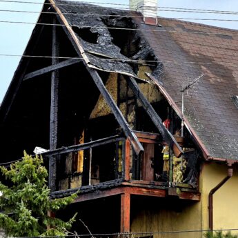 Pożar domu w Lubinie. Na miejscu pięć zastępów straży