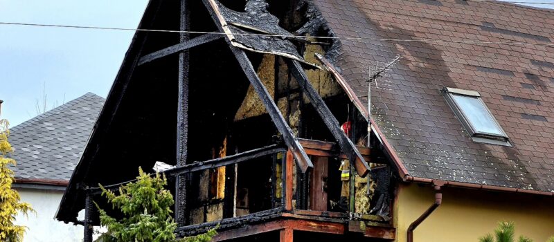 Pożar domu w Lubinie. Na miejscu pięć zastępów straży Pożar domu w Lubinie. Na miejscu pięć zastępów straży
