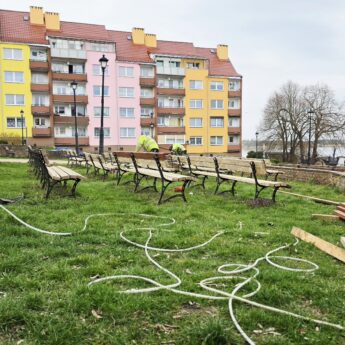 Wiosenne porządki w Kamieniu Pomorskim. Ławki w amfiteatrze przechodzą renowację