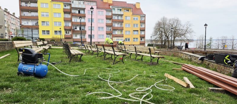 Wiosenne porządki w Kamieniu Pomorskim. Ławki w amfiteatrze przechodzą renowację