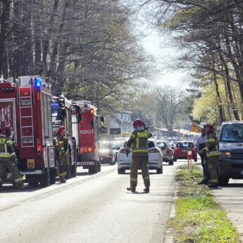 Drzewo runęło na auto przed Międzywodziem