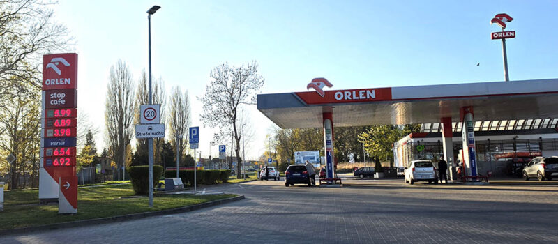 Niższy VAT i akcyza na paliwa zostają dłużej. Kierowcy zatankują taniej do połowy maja