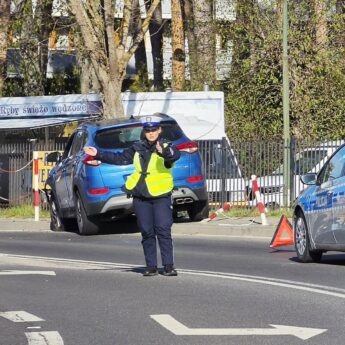 Utrudnienia w Dziwnówku. Osobówka wjechała w barierki!