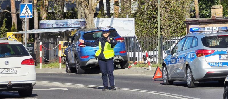 Utrudnienia w Dziwnówku. Osobówka wjechała w barierki!