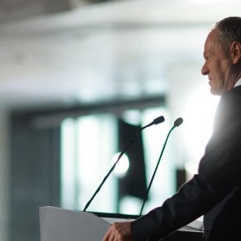 Sondaż: KO samodzielnym liderem. W Sejmie pięć partii