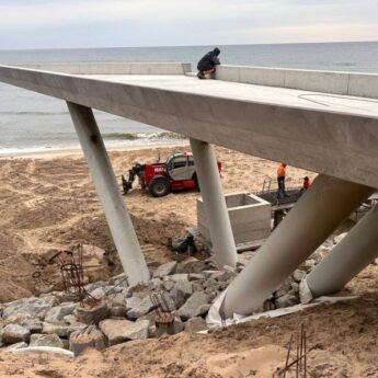 Trwają prace przy zejściu na plażę przy ul. Mickiewicza w Pobierowie
