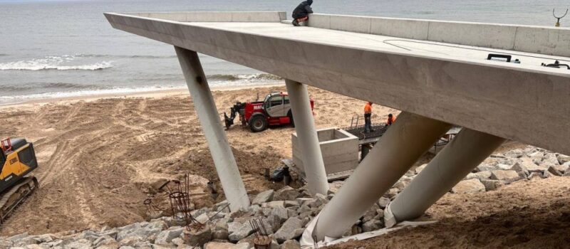 Trwają prace przy zejściu na plażę przy ul. Mickiewicza w Pobierowie