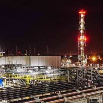 Słup ognia nad terminalem LNG w Świnoujściu. „To standardowa procedura”