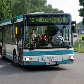 Od 1 maja nowe opłaty w autobusach linii nr 10 w Międzyzdrojach. Dla mieszkańców przejazdy ulgowe za 1 zł