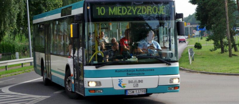Od 1 maja nowe opłaty w autobusach linii nr 10 w Międzyzdrojach. Dla mieszkańców przejazdy ulgowe za 1 zł