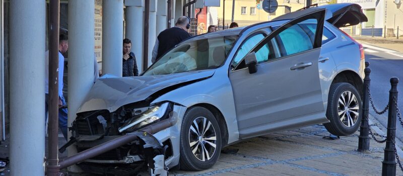 Auto wjechało w budynek w centrum Międzyzdrojów!