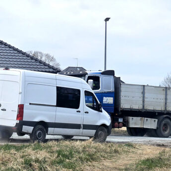 Ledwo wyremontowali, a ciężkie pojazdy już niszczą drogę